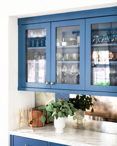 Kitchen cabinet with kitchenwares